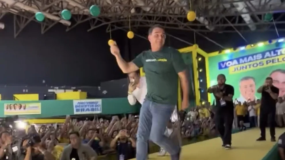 Flávio Bolsonaro faz dancinha 