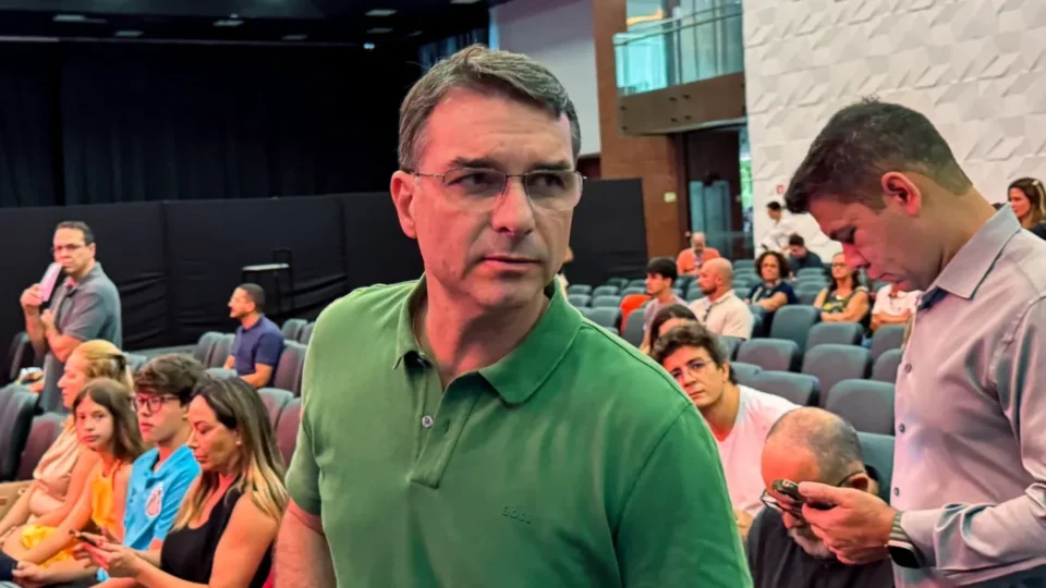 O senador tem intensificado agendas diretas em templos 