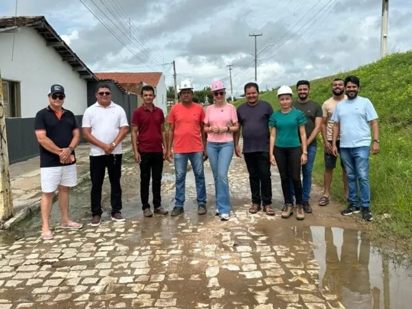 Prefeita Denise Bayma vistoria área com alagamento e determina estudos para solução em trecho da Rua da Escadaria|Foto: Assessoria