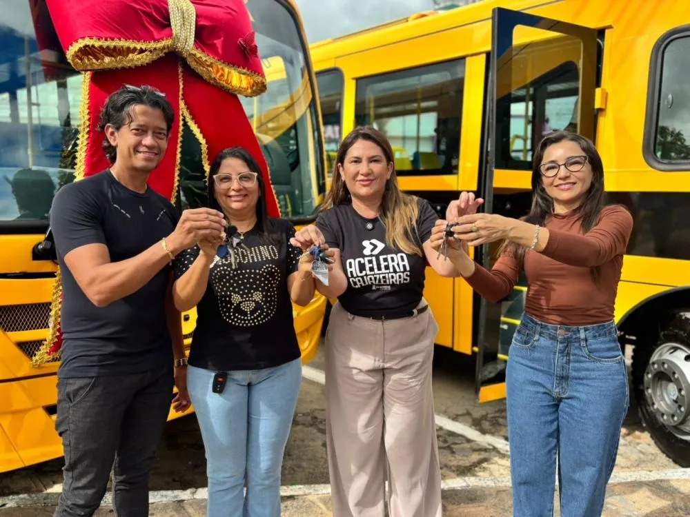 Corrinha Delfino (PP) entrega mais três ônibus escolares aos estudantes|Foto: Assessoria