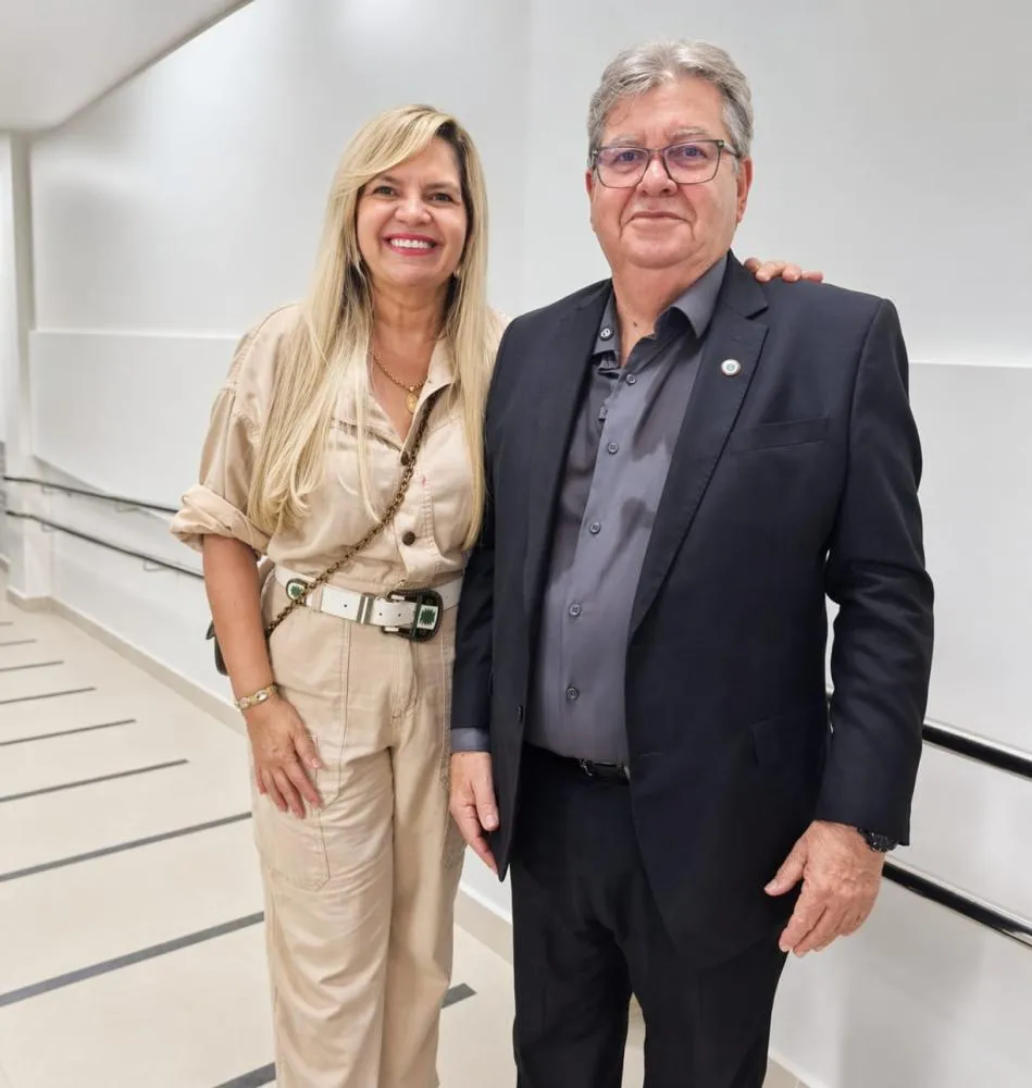 Raíssa Lacreda ao lado do ex-governador João Azevedo 