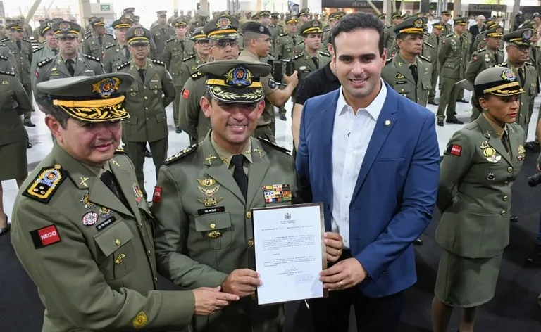 Lucas Ribeiro entrega atos promocionais a oficiais da Polícia Militar da Paraíba|Foto: José Marques