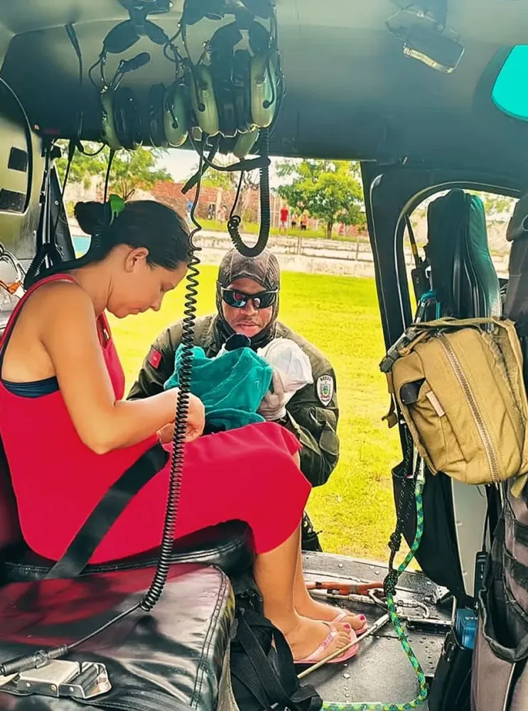 A mulher e o bebê foram levados de helicóptero para o Hospital Regional de Itabaiana, cidade também localizada na região do Agreste paraibano