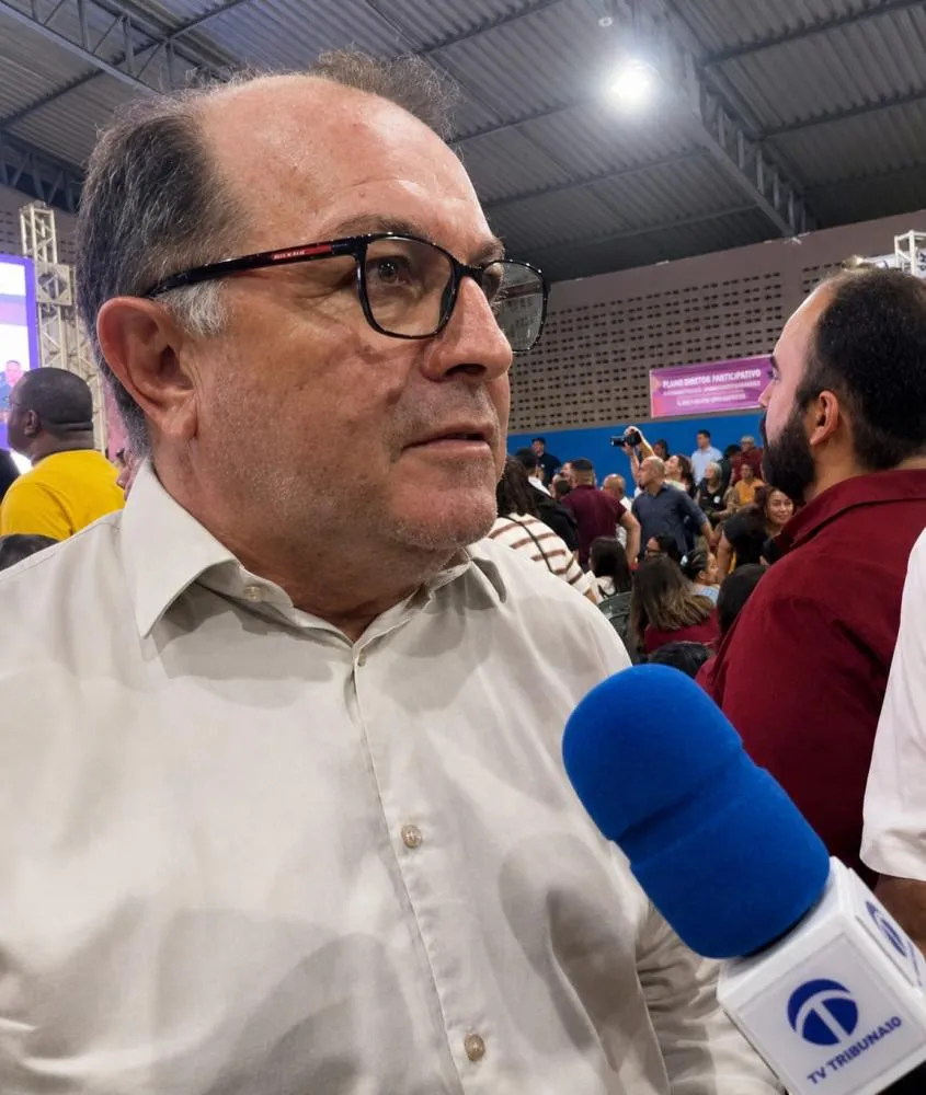 Prefeito Ceninha Lucena (Republicanos) durante entrevista à TV Tribuna10|Foto: Tribuna10