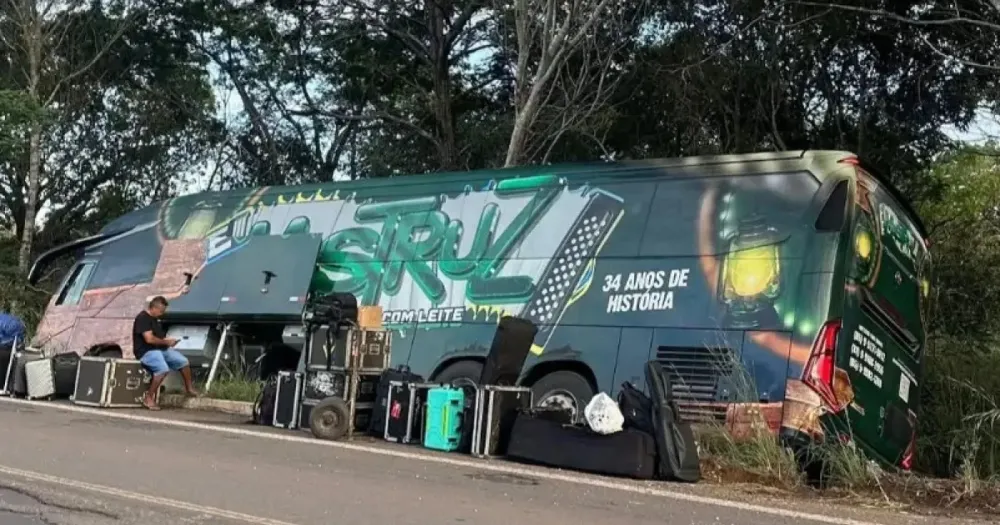  No momento do acidente, o veículo transportava integrantes da banda e membros da equipe técnica 