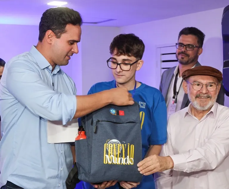 Governador Lucas Ribeiro participa de pré-embarque de 59 estudantes da rede estadual para o Chile pelo Conexão Mundo|Foto: Secom-PB
