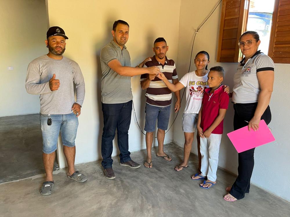 Prefeito Aldo Andrade entrega reforma de casas em Bernardino Batista 