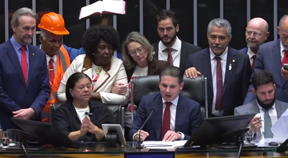 Câmara dos Deputados aprovou na noite desta quarta-feira (27)  em dois turnos, o texto-base
