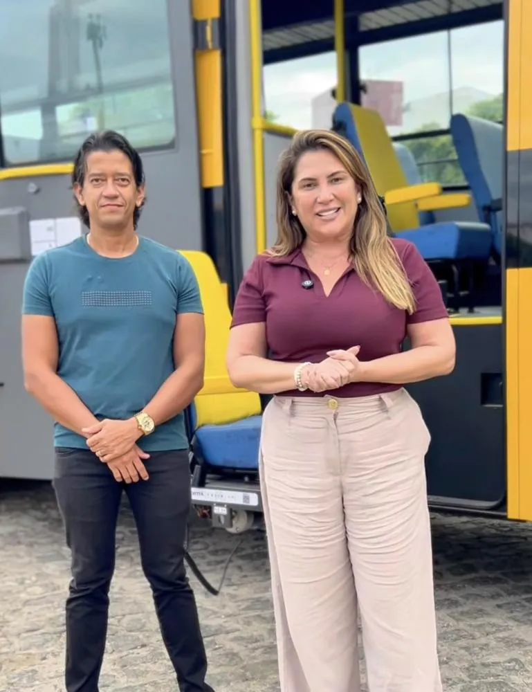 Corrinha Delfino entrega 5º ônibus escolar deste ano e reforça educação municipal