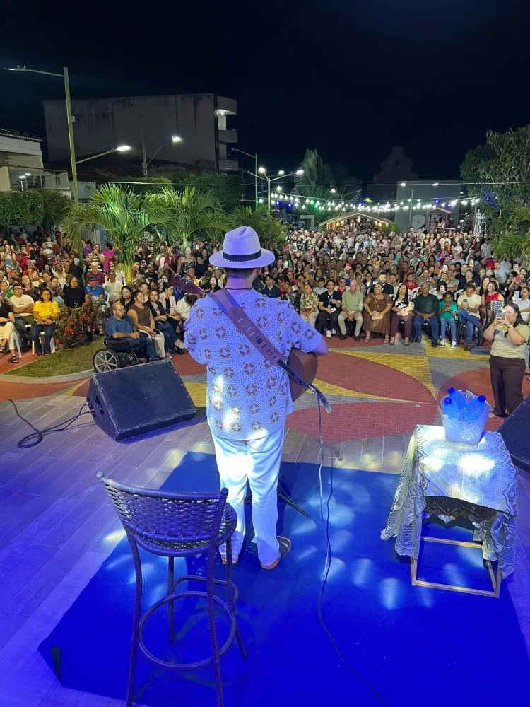 Em mais uma noite de Festival de Inverno, Bráulio Bessa leva multidão à praça pública em Monte Horebe