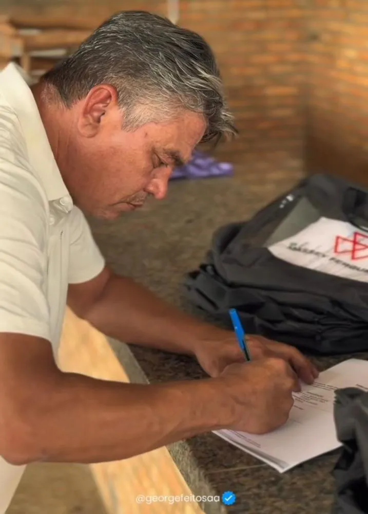 Prefeito Dr. George Feitosa recebe trator em Barbalha para fortalecer a agricultura de Barro